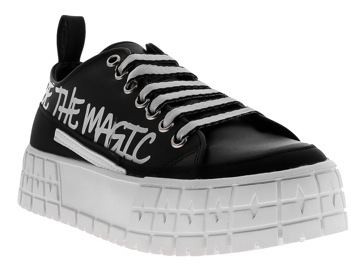 Tenis negros de plataforma con suela blanca gruesa y texto decorativo blanco en el lateral.