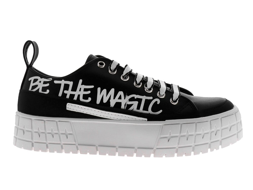 Tenis negros de plataforma con suela blanca gruesa y texto decorativo blanco en el lateral.