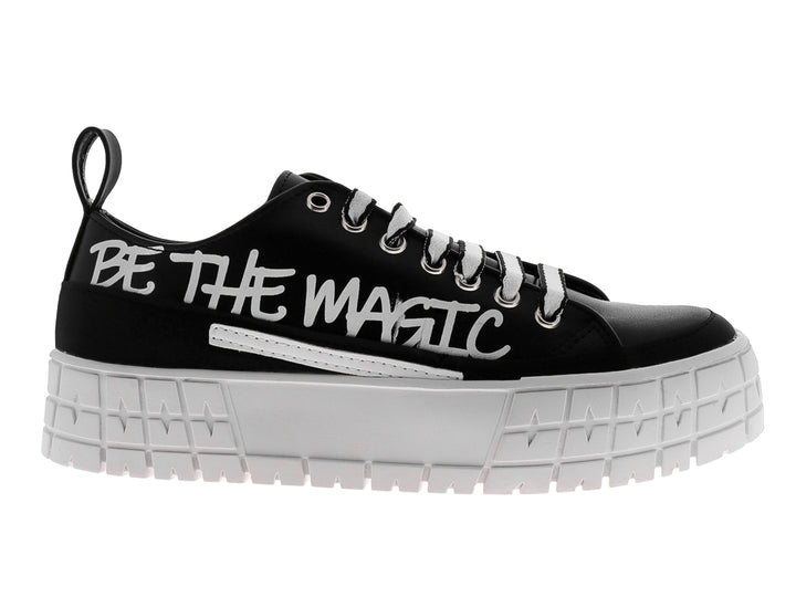 Tenis negros de plataforma con suela blanca gruesa y texto decorativo blanco en el lateral.