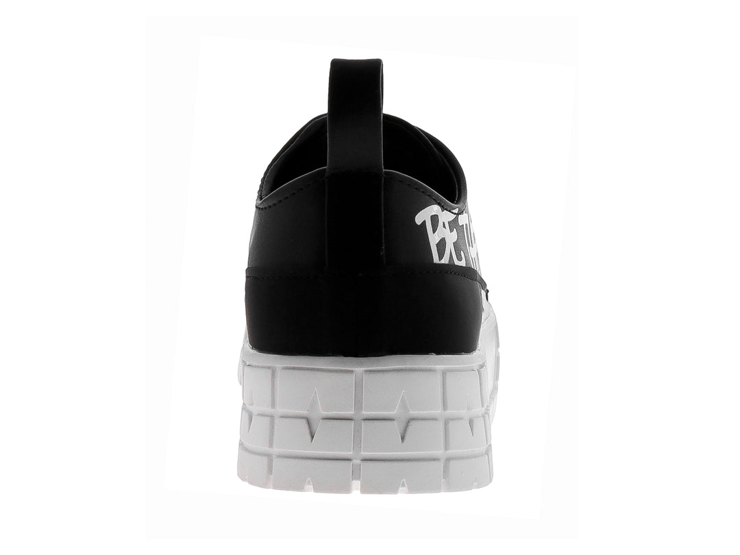 Tenis negros de plataforma con suela blanca gruesa y texto decorativo blanco en el lateral.