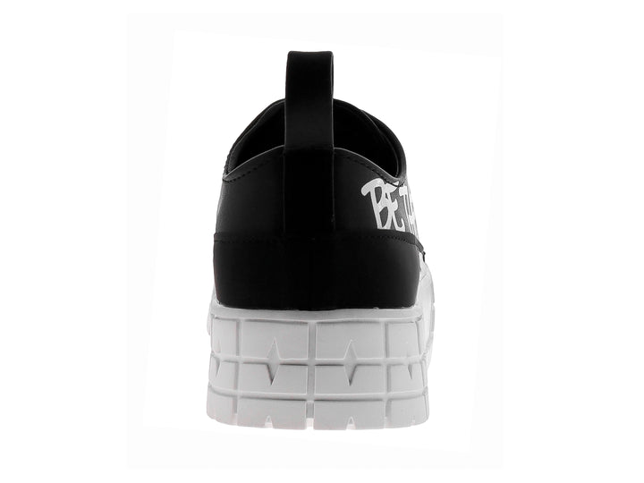 Tenis negros de plataforma con suela blanca gruesa y texto decorativo blanco en el lateral.