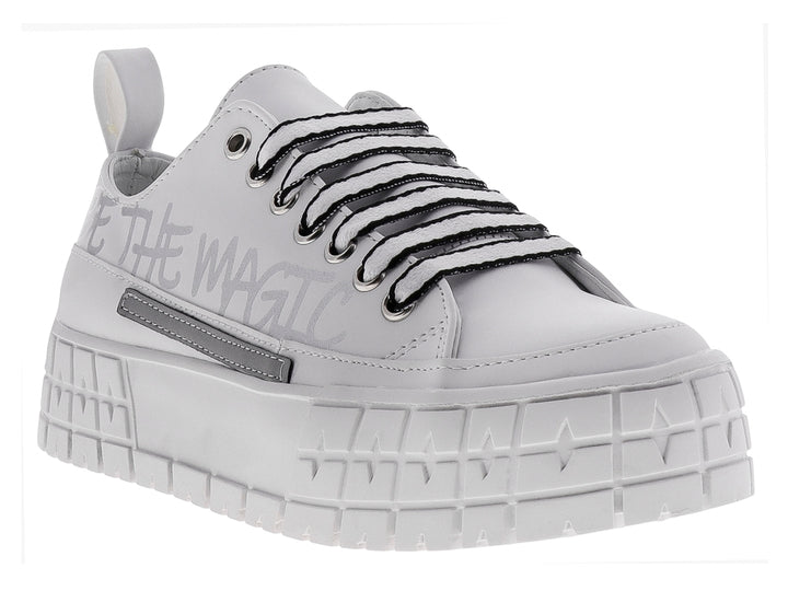 Tenis Be and Red color blanco con suela de plataforma, agujetas negras y detalles decorativos en el lateral.