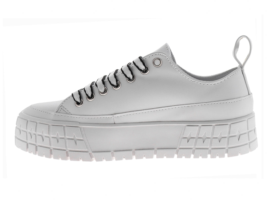 Tenis Be and Red color blanco con suela de plataforma, agujetas negras y detalles decorativos en el lateral.