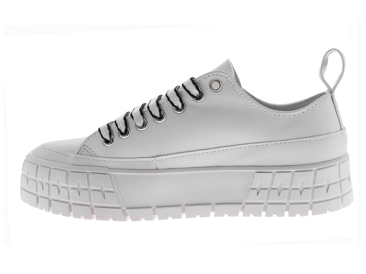 Tenis Be and Red color blanco con suela de plataforma, agujetas negras y detalles decorativos en el lateral.