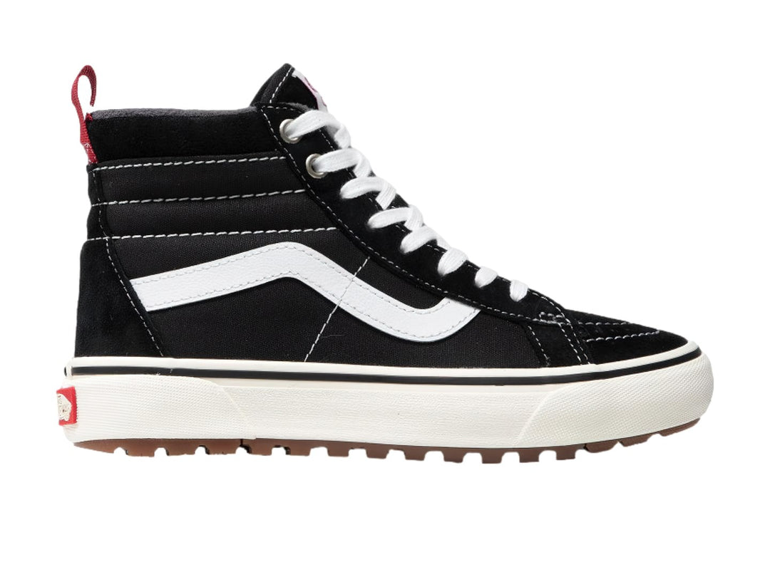 Tenis Vans Sk8-Hi negros con franja blanca lateral, suela blanca y lengüeta trasera roja.