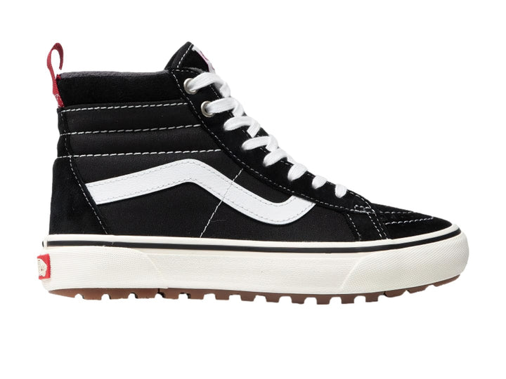 Tenis Vans Sk8-Hi negros con franja blanca lateral, suela blanca y lengüeta trasera roja.