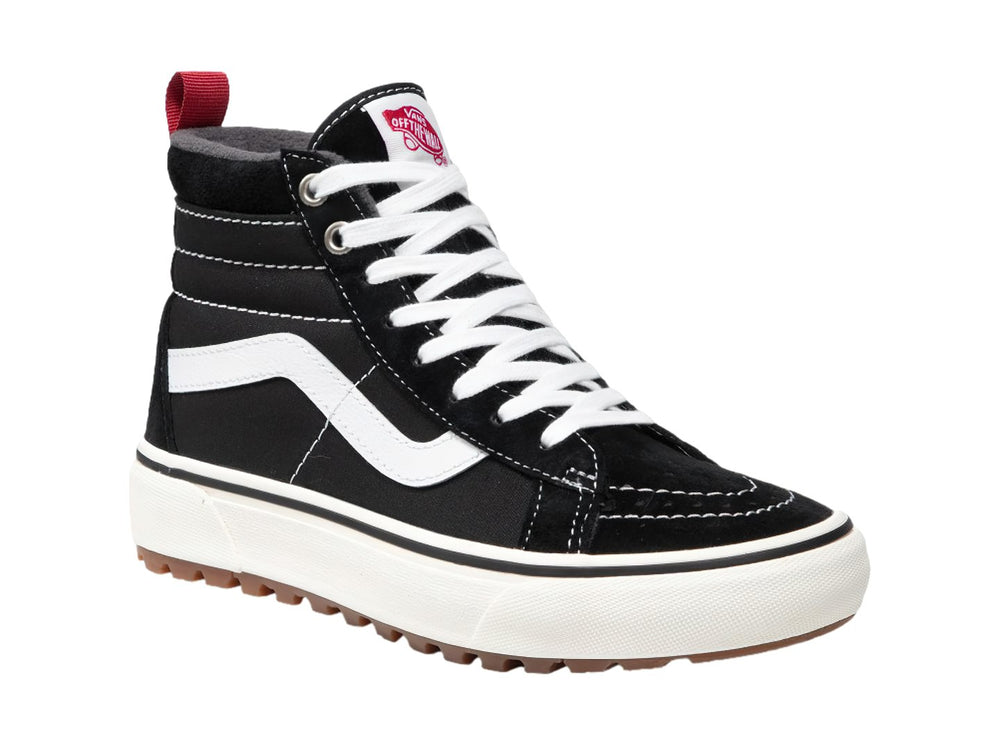 Tenis Vans Sk8-Hi negros con franja blanca lateral, suela blanca y lengüeta trasera roja.