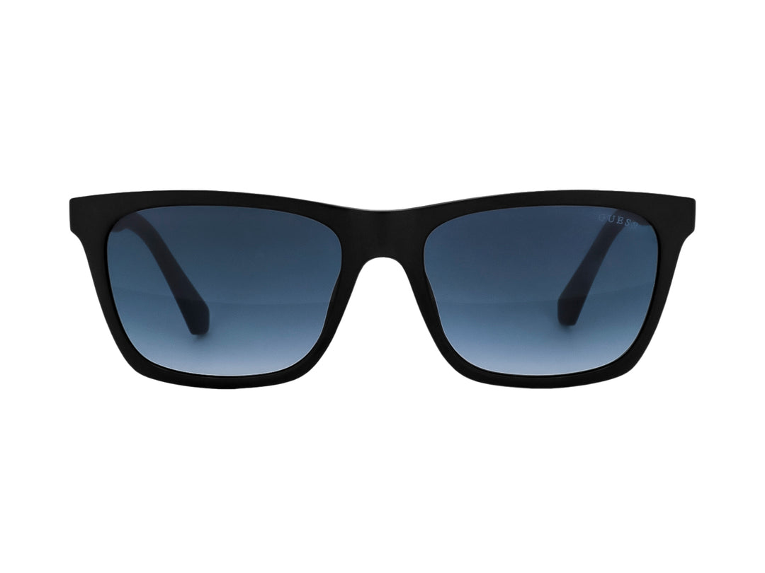 Lentes de sol GUESS con montura cuadrada color negro mate y cristales en tono azul degradado.