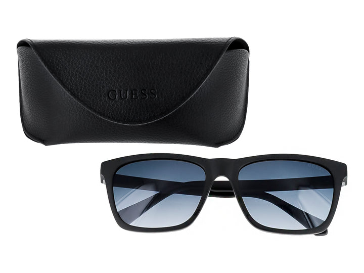 Lentes de sol GUESS con montura cuadrada color negro mate y cristales en tono azul degradado.