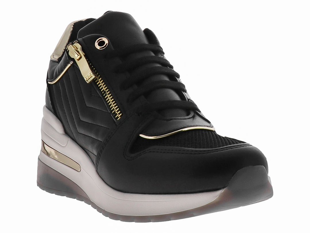 Tenis Be and Red color negro con detalles en dorado y suela blanca, diseño moderno con cierre lateral.