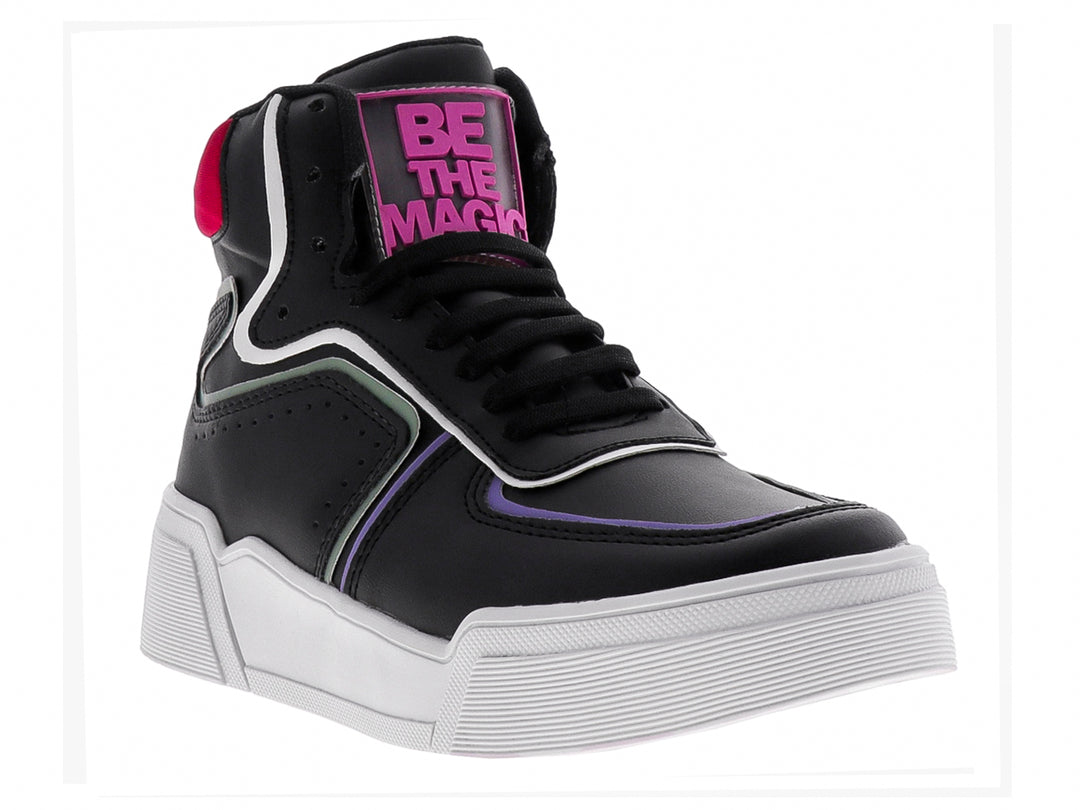 Tenis botín negro con suela blanca y detalles en rosa y morado.