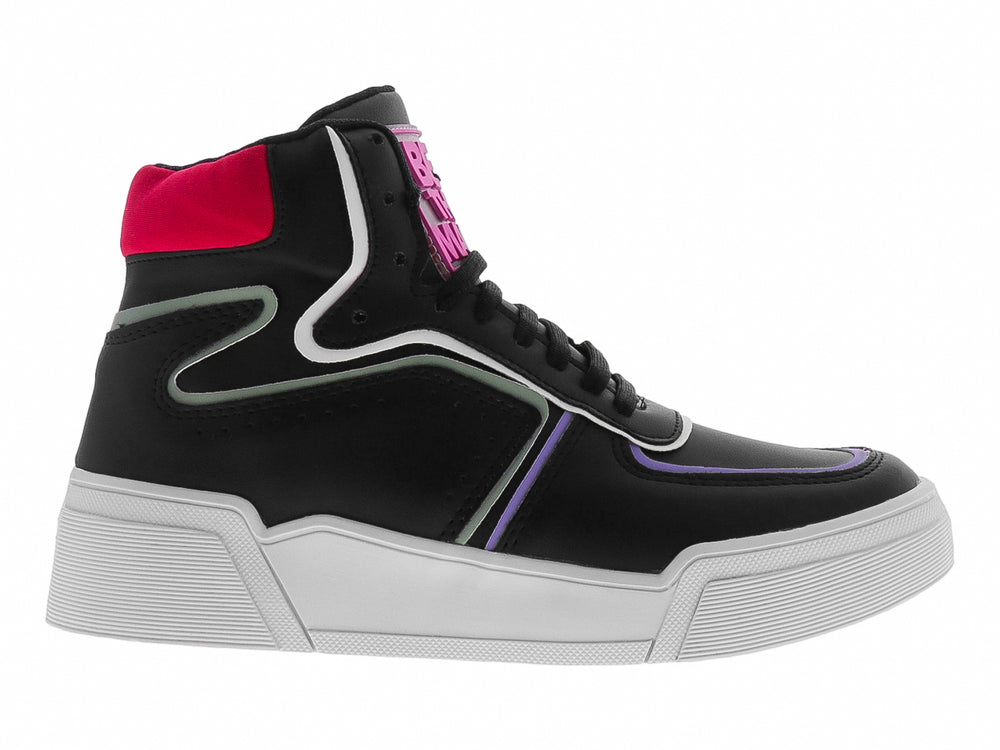 Tenis botín negro con suela blanca y detalles en rosa y morado.