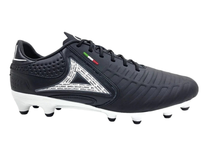 Zapato de fútbol Pirma Brasil color negro con suela blanca y detalles gráficos laterales.