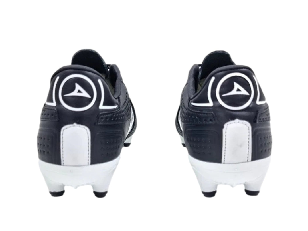 Zapato de fútbol Pirma Brasil color negro con suela blanca y detalles gráficos laterales.