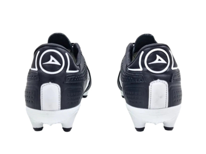 Zapato de fútbol Pirma Brasil color negro con suela blanca y detalles gráficos laterales.