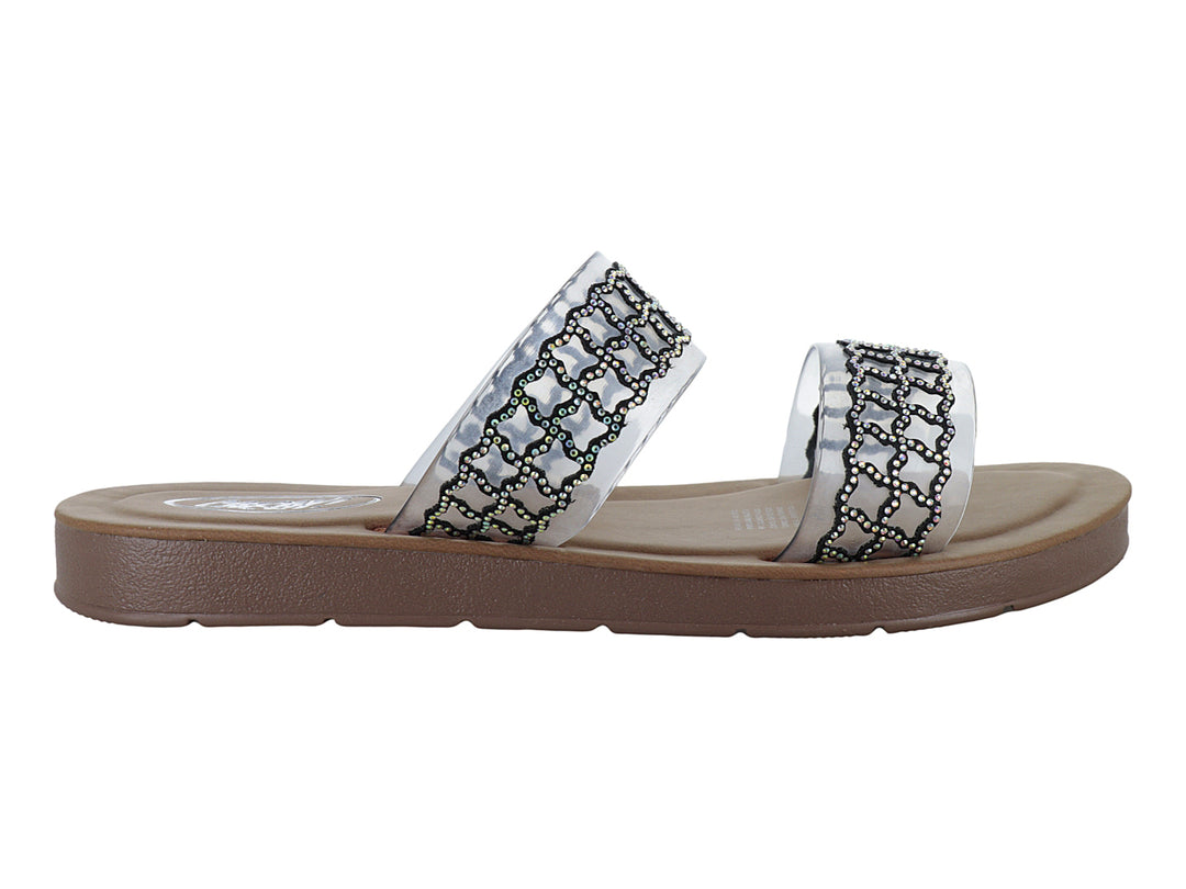 Sandalia plana color negro con tiras decorativas en color plata brillante y suela marrón.