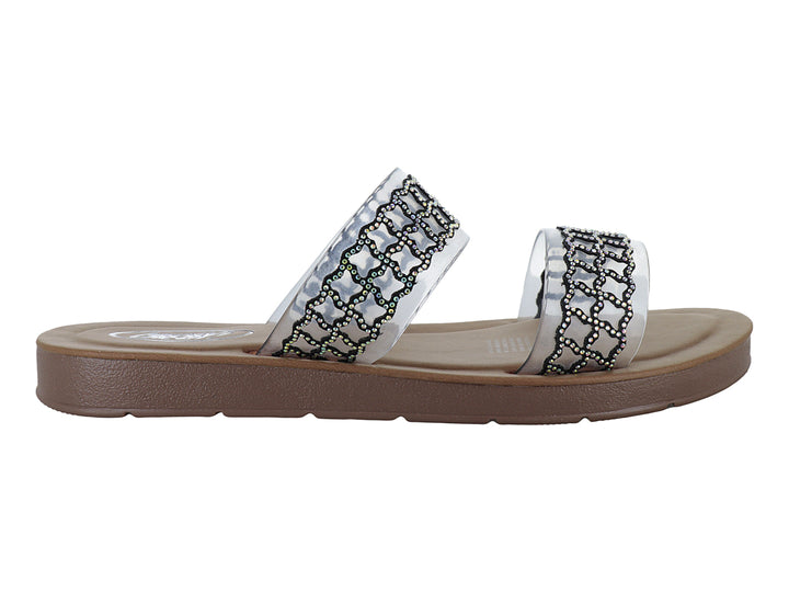 Sandalia plana color negro con tiras decorativas en color plata brillante y suela marrón.