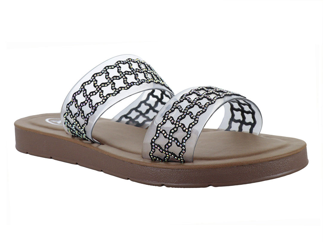 Sandalia plana color negro con tiras decorativas en color plata brillante y suela marrón.