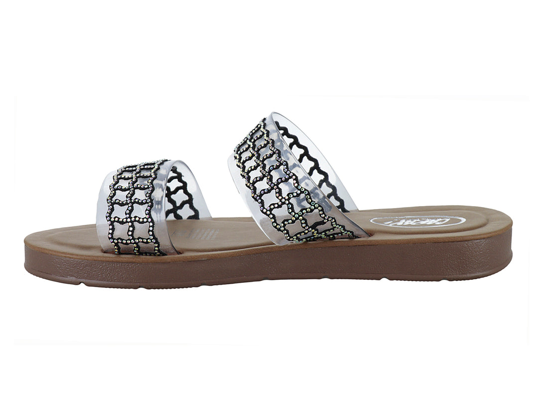 Sandalia plana color negro con tiras decorativas en color plata brillante y suela marrón.