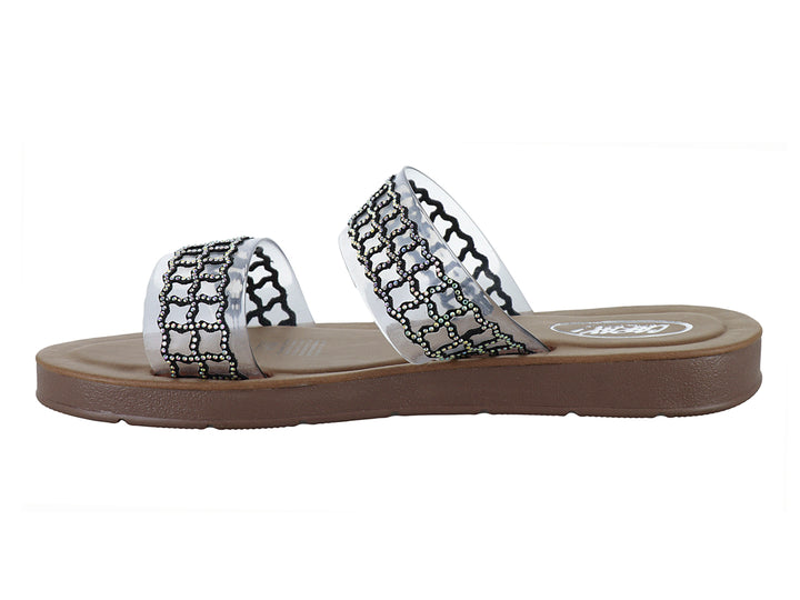 Sandalia plana color negro con tiras decorativas en color plata brillante y suela marrón.