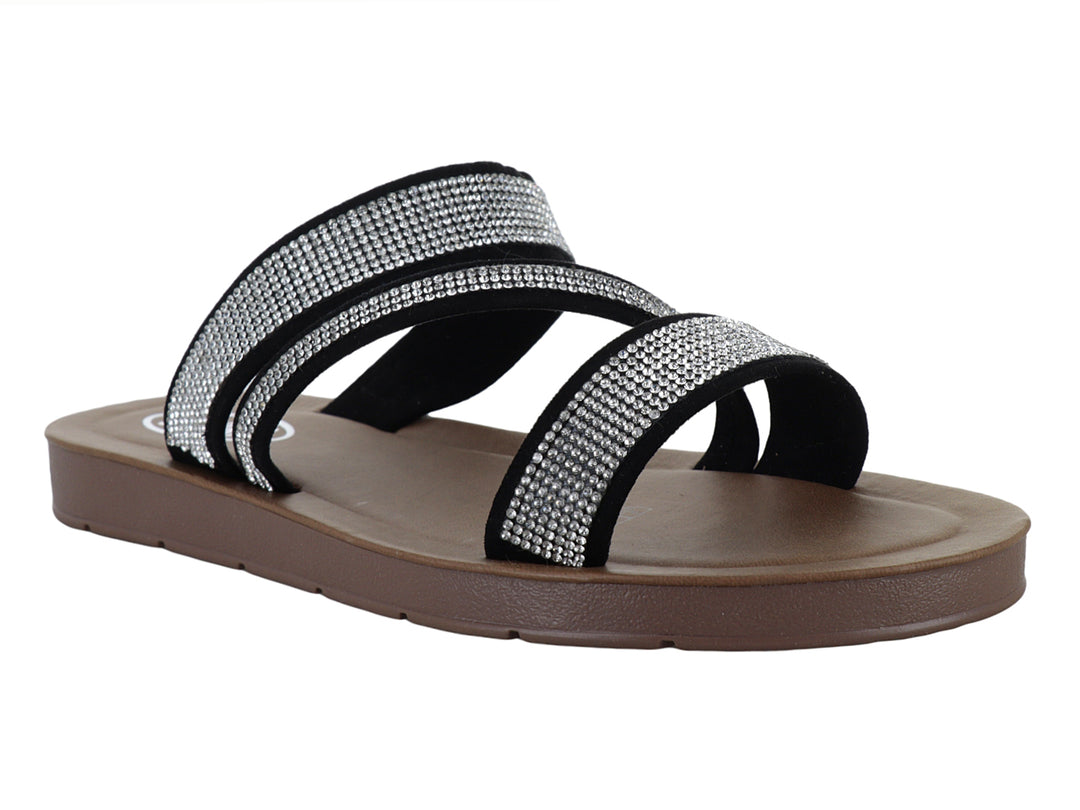 Sandalia plana para mujer con tiras negras decoradas con brillantes y suela marrón.