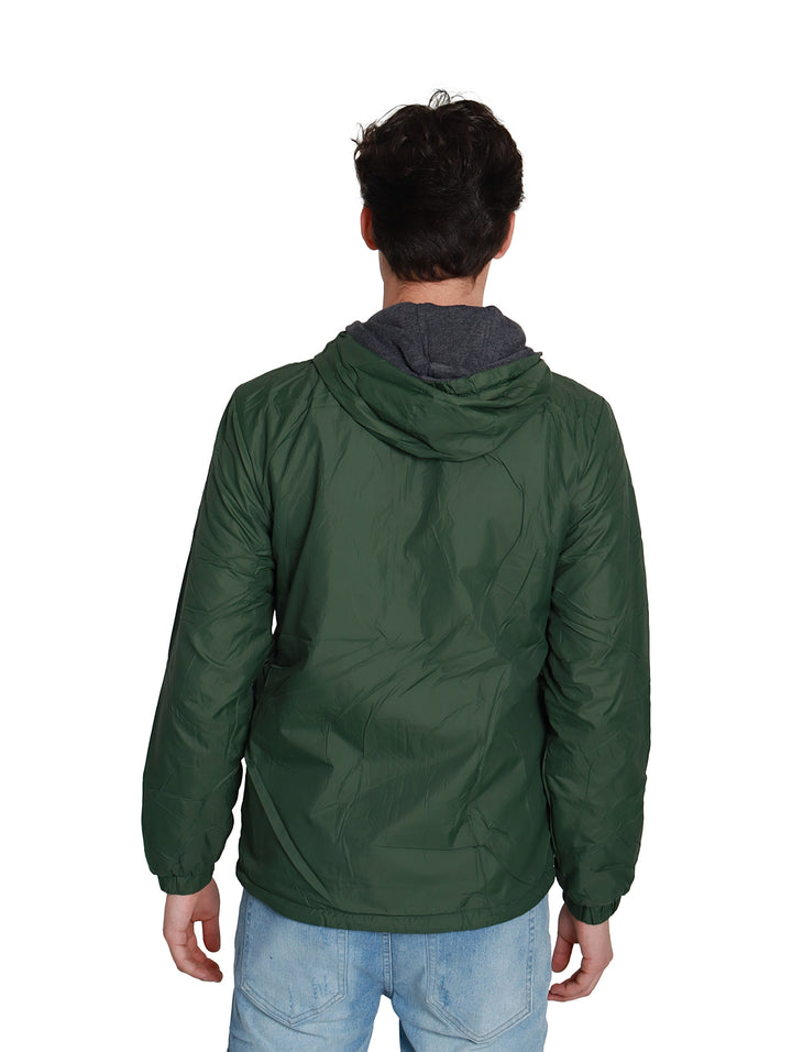 Sudadera American Fly para hombre con diseño de bloques en gris y blanco, detalles en olivo y cierre frontal.