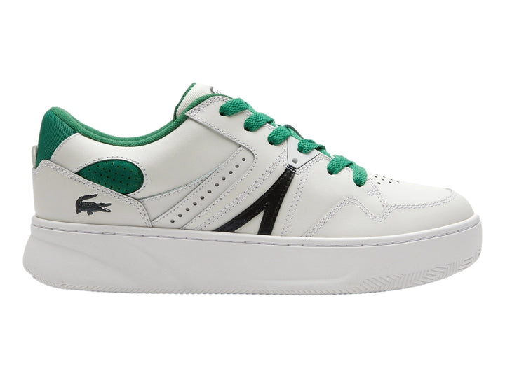 Tenis blancos Lacoste L005 con cordones y detalles en verde y una franja negra lateral.