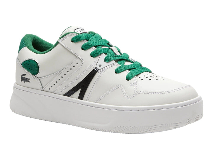 Tenis blancos Lacoste L005 con cordones y detalles en verde y una franja negra lateral.