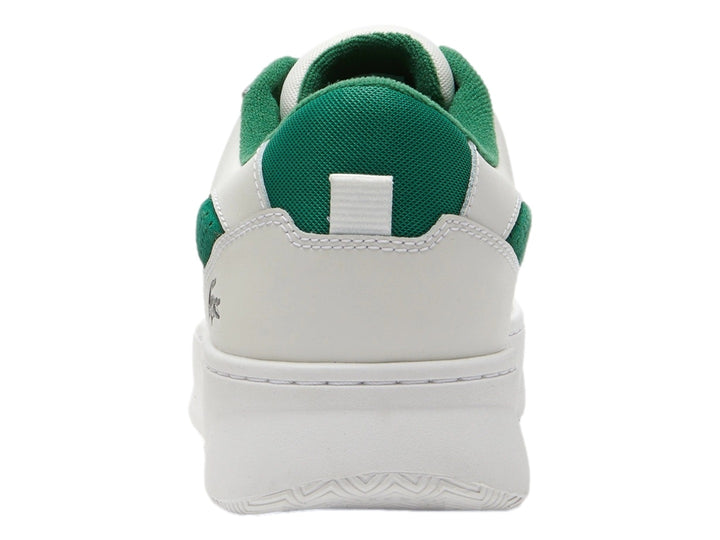 Tenis blancos Lacoste L005 con cordones y detalles en verde y una franja negra lateral.