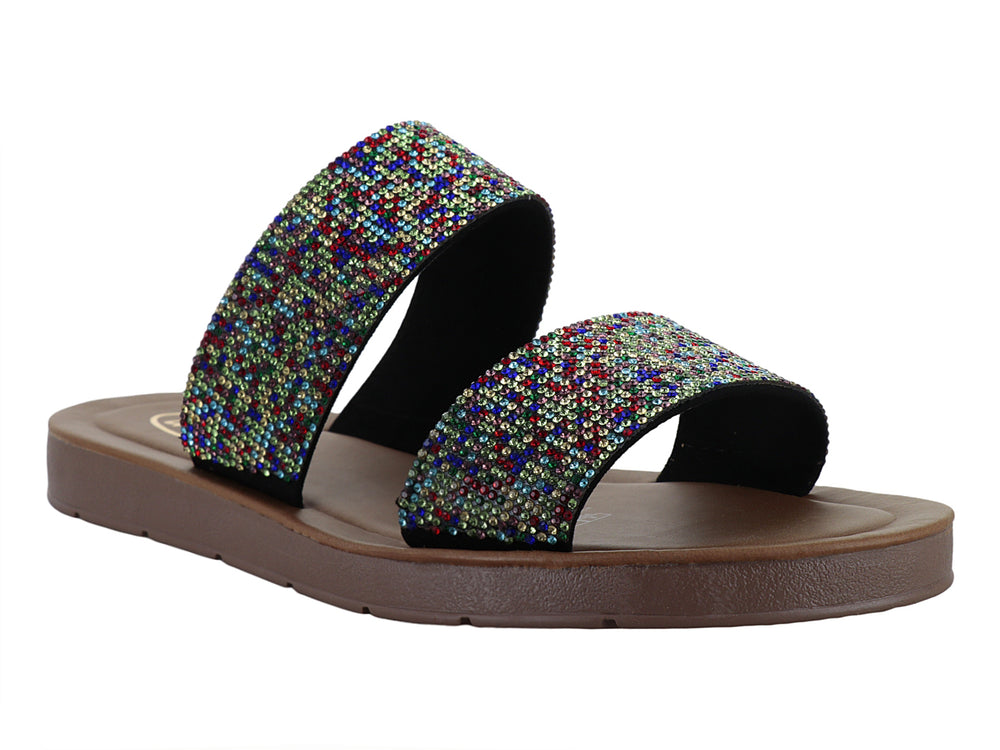 Sandalia CARAY con dos tiras anchas decoradas con brillantes multicolores y suela plana marrón.