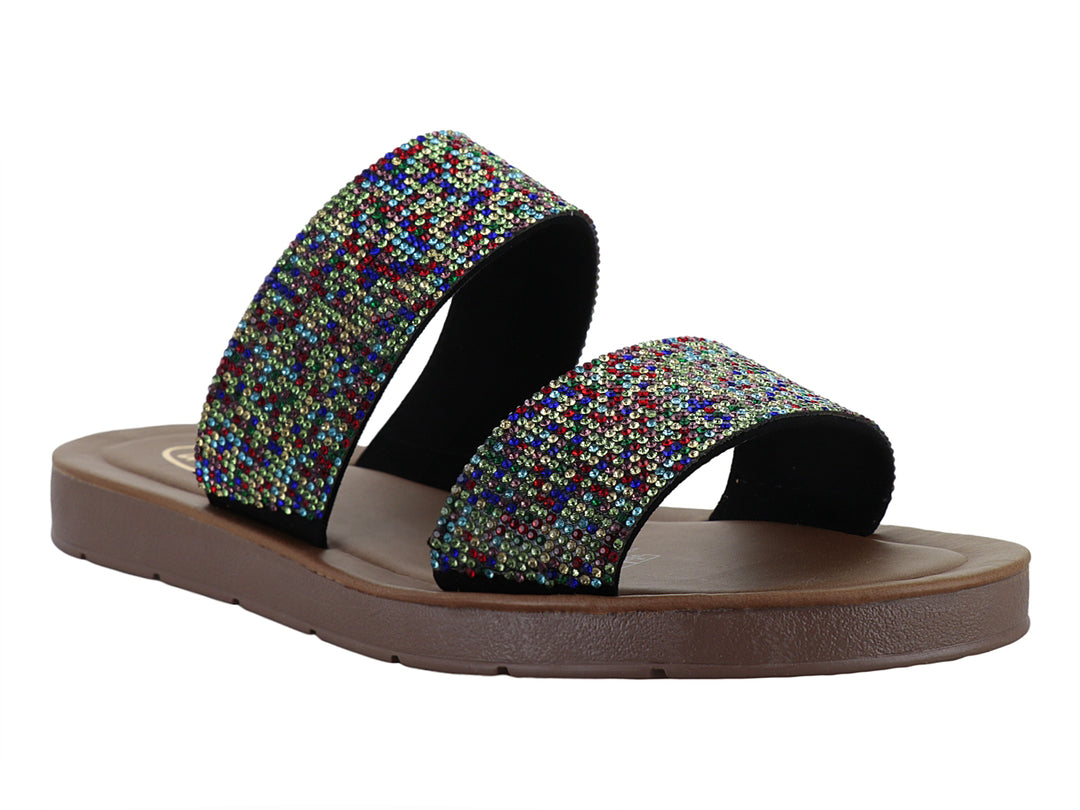 Sandalia CARAY con dos tiras anchas decoradas con brillantes multicolores y suela plana marrón.