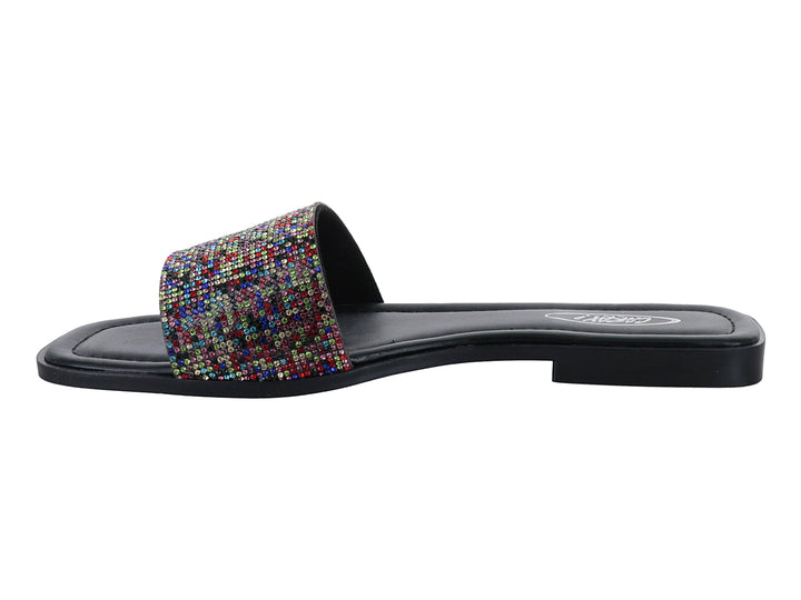 Sandalia plana para mujer con banda ancha decorada con cristales multicolores y suela negra.