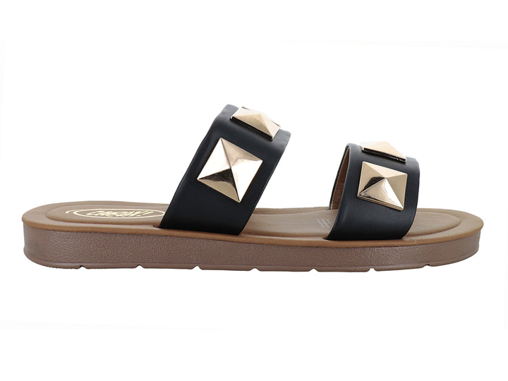 Sandalias negras tipo slide con tachuelas doradas en forma de pirámide y suela color café.