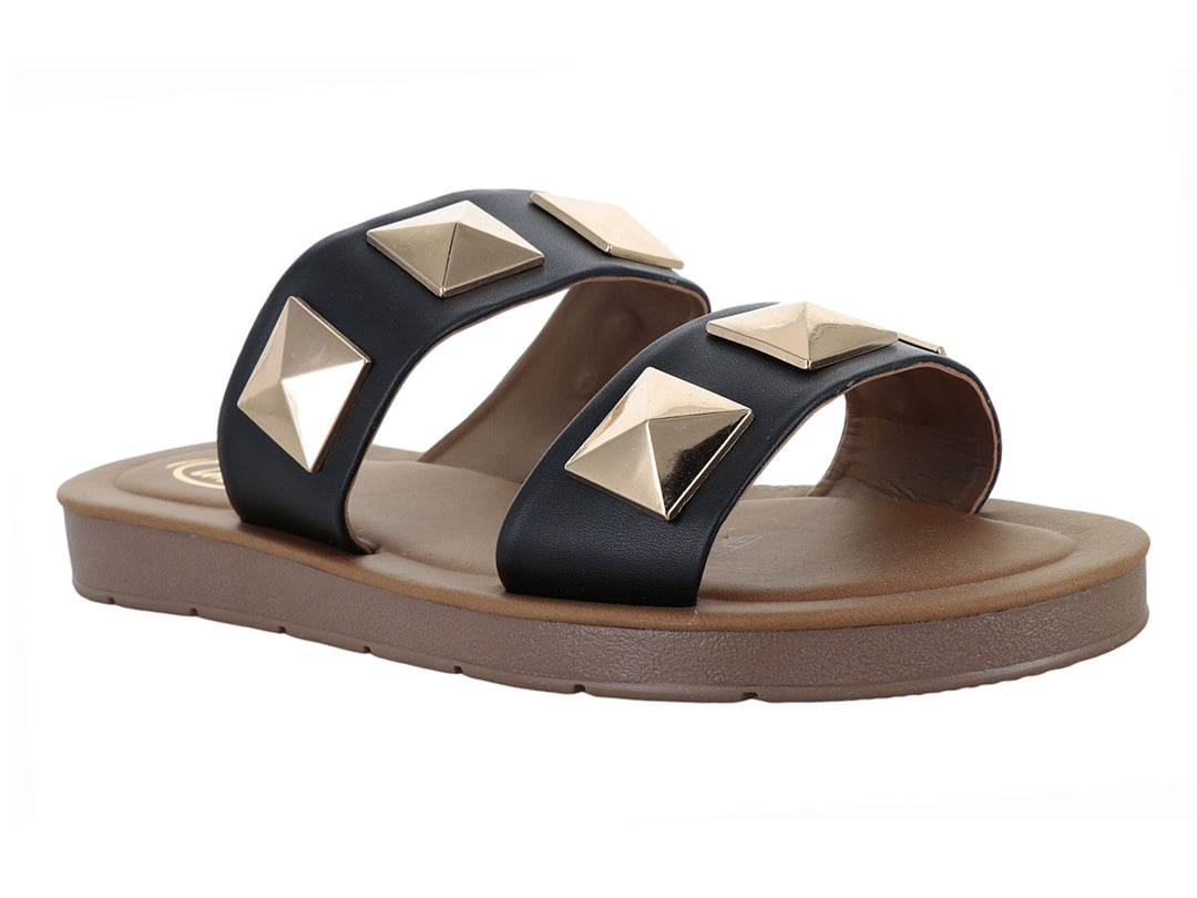 Sandalias negras tipo slide con tachuelas doradas en forma de pirámide y suela color café.