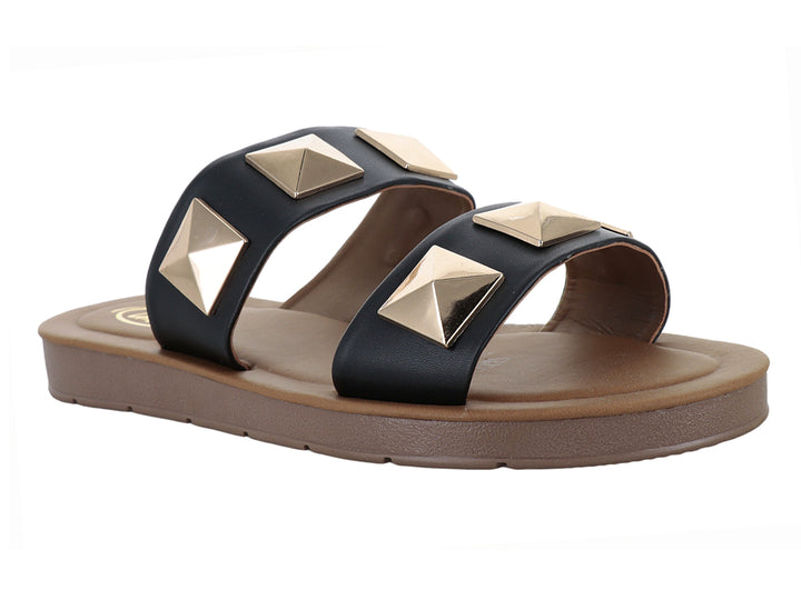 Sandalias negras tipo slide con tachuelas doradas en forma de pirámide y suela color café.