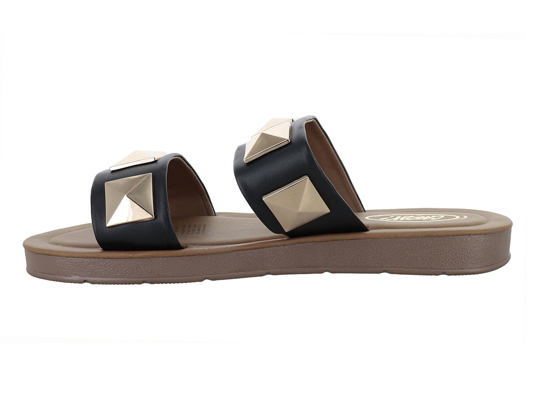 Sandalias negras tipo slide con tachuelas doradas en forma de pirámide y suela color café.