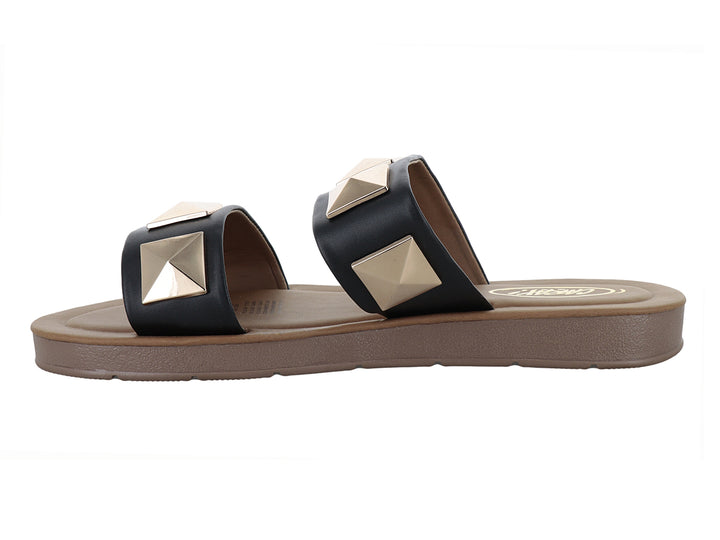 Sandalias negras tipo slide con tachuelas doradas en forma de pirámide y suela color café.