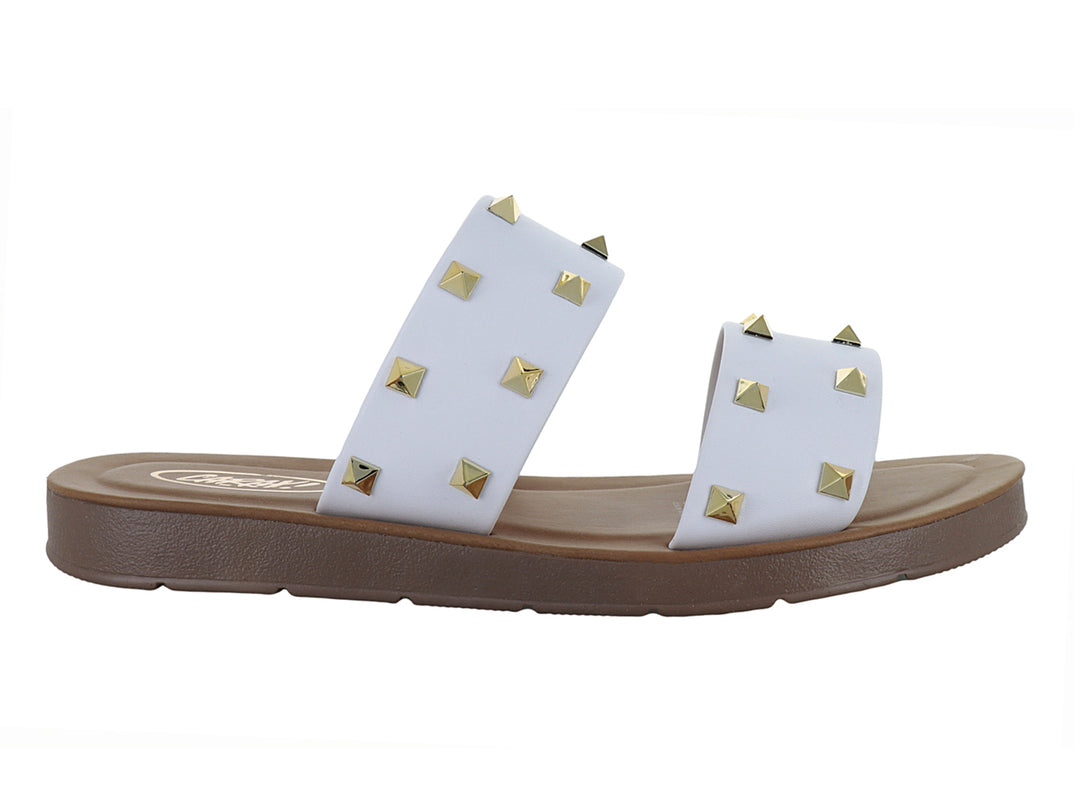 Sandalia blanca de dos tiras con tachuelas doradas y suela marrón.