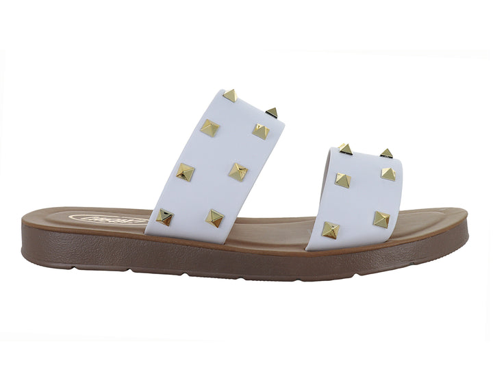 Sandalia blanca de dos tiras con tachuelas doradas y suela marrón.