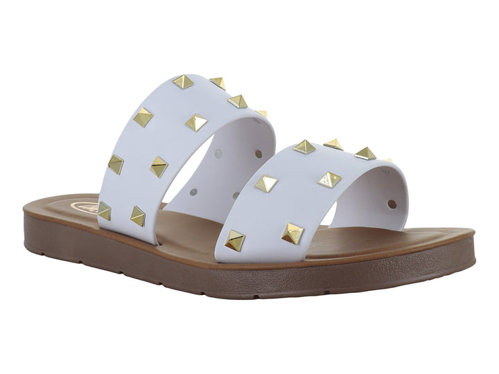 Sandalia blanca de dos tiras con tachuelas doradas y suela marrón.