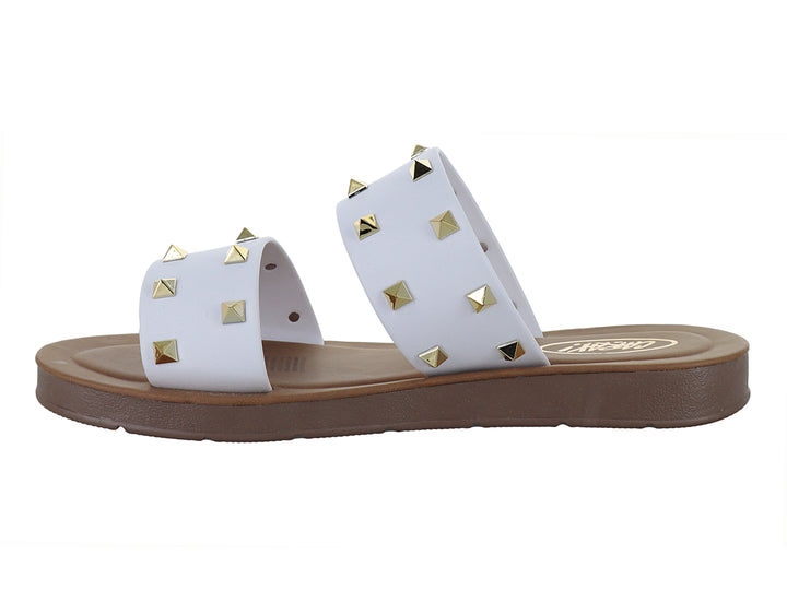 Sandalia blanca de dos tiras con tachuelas doradas y suela marrón.