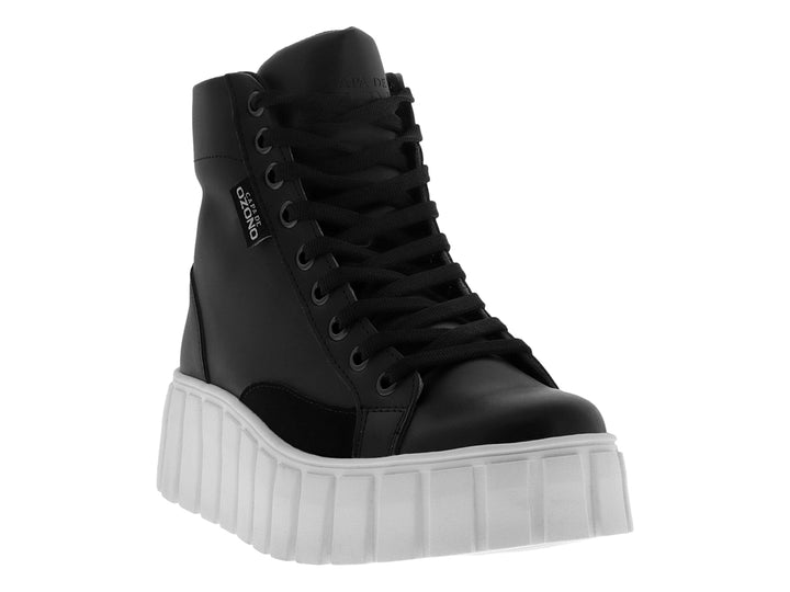 Tenis botín negro con suela de plataforma blanca y cordones negros.