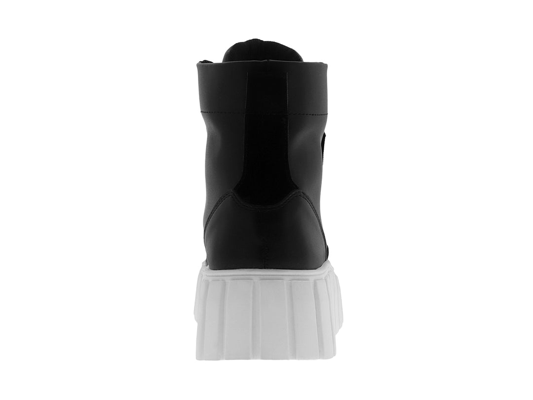 Tenis botín negro con suela de plataforma blanca y cordones negros.