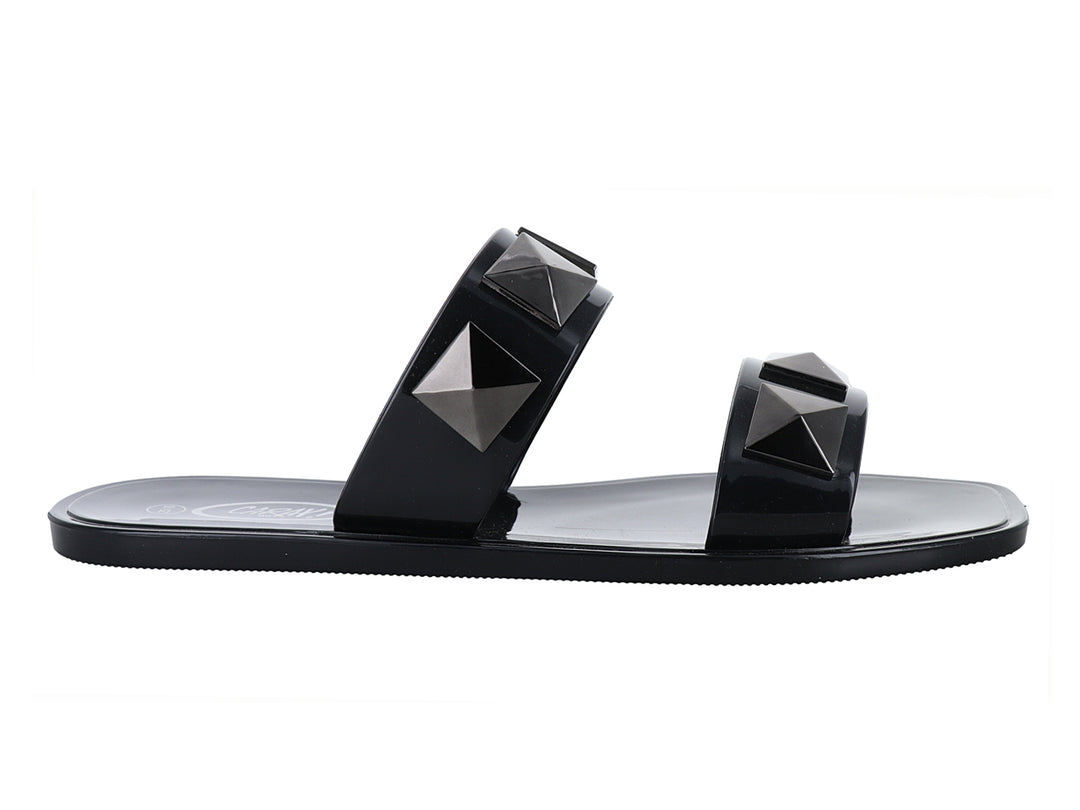 Sandalias negras estilo slide con tachuelas en forma de pirámide.
