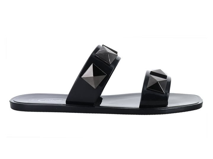 Sandalias negras estilo slide con tachuelas en forma de pirámide.