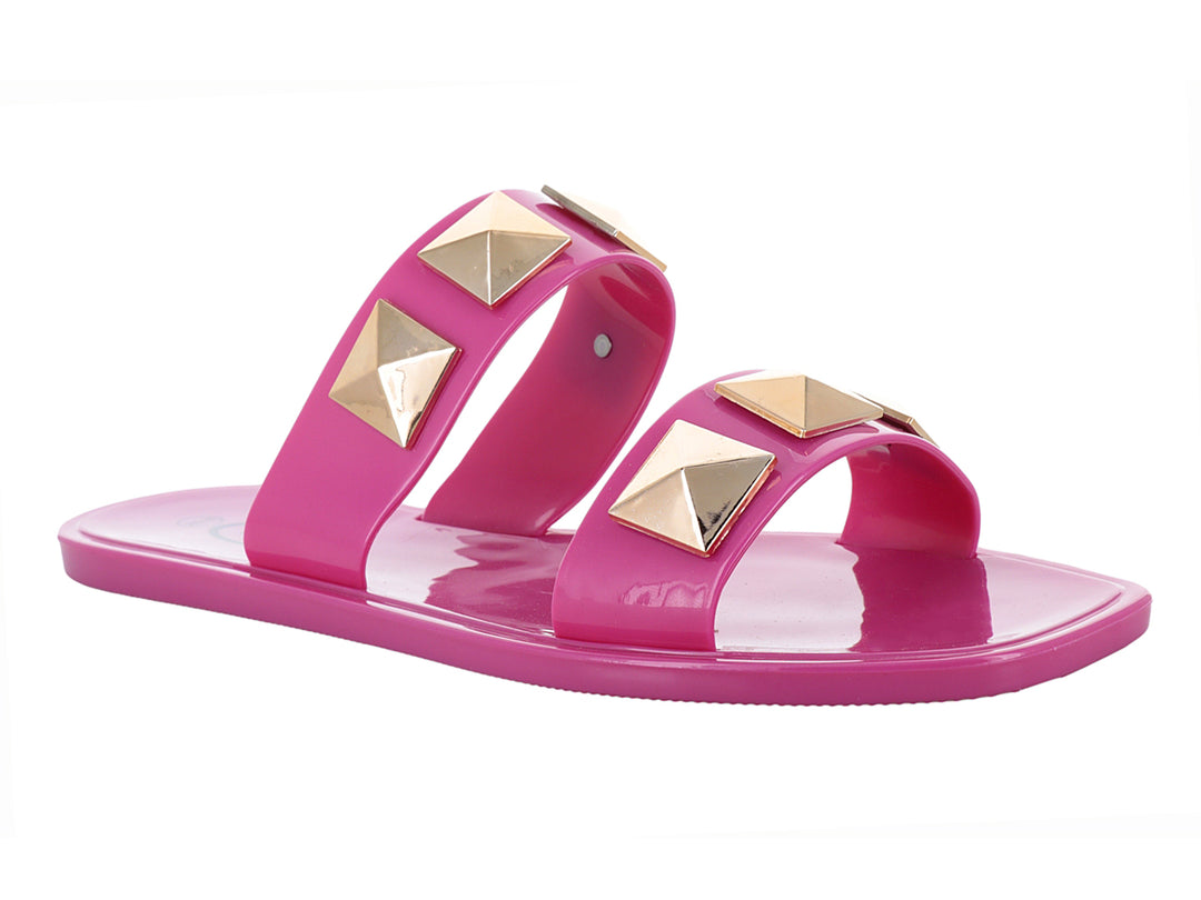 Sandalias fucsia brillante con tachuelas doradas en forma de pirámide.
