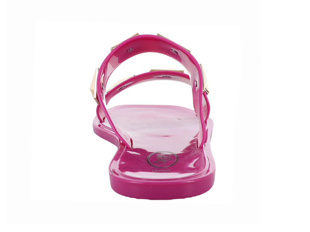Sandalias fucsia brillante con tachuelas doradas en forma de pirámide.