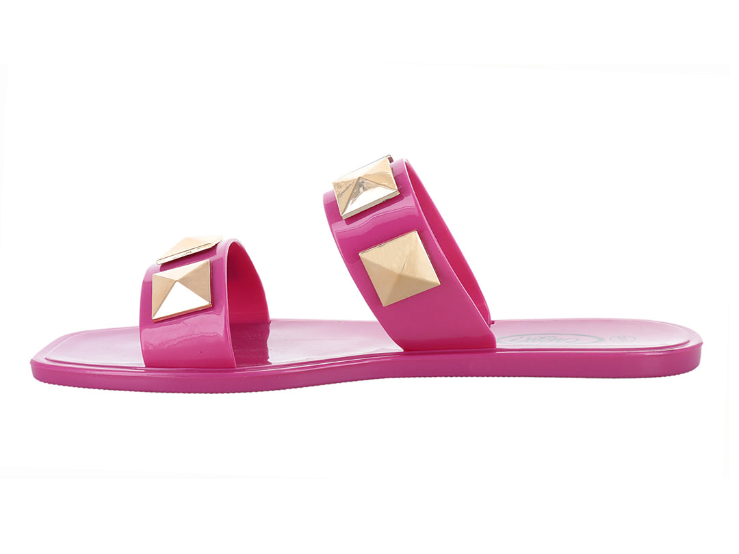 Sandalias fucsia brillante con tachuelas doradas en forma de pirámide.