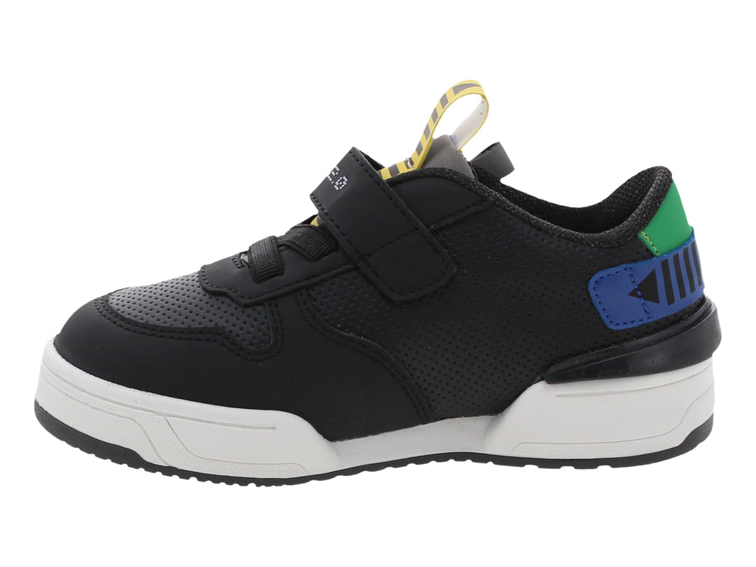 Tenis infantiles color negro con suela blanca y detalles decorativos en azul y verde.