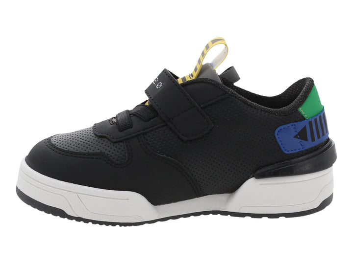 Tenis deportivos infantiles color negro con suela blanca y detalles coloridos en el talón y correa.